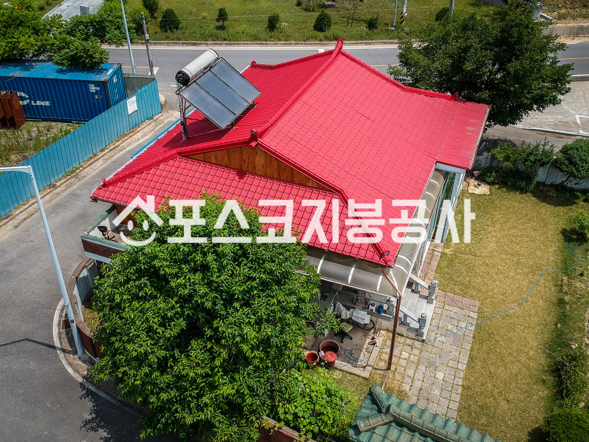 단층 주택에 빨간 칼라강판 지붕을 올린 모습