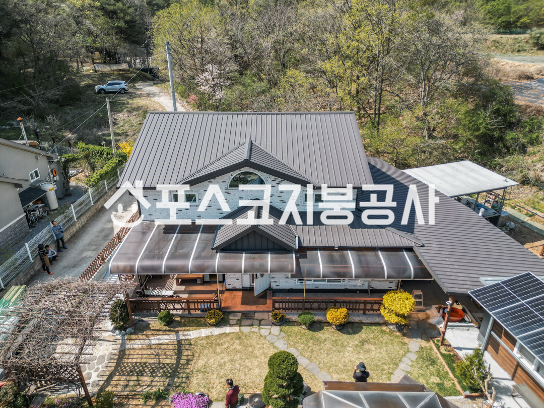 마당 있는 단독주택 경사지붕을 회색 칼라강판으로 새로 덮은 모습